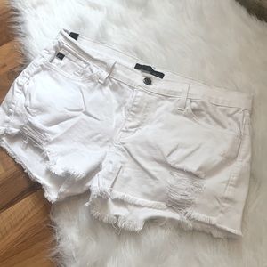 Women’s Kan Can white destructed shorts (Sz. 29)